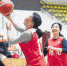 湖南“飞跃”女子篮球队队员胡星艳（左二）在训练中上篮。 - 新浪湖南