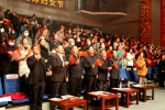 现场观众齐唱《没有共产党就没有新中国.JPG - 妇女联