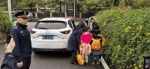 家长们图方便雇佣私车接孩子，小车后座塞了8个娃！ - 新浪湖南