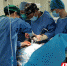医疗队员们在中塞友好医院手术室内为患者实施急诊手术。 - 新浪湖南