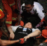 郴州一游客扭伤脚被困，消防员接力背下山 - 新浪湖南