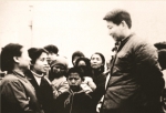 1983年，时任中共正定县委书记的习近平同群众交谈。 - News.HunanTv.Com