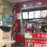 7月19日中午，长沙古汉路华莱士店内只有一名员工在柜台打包外卖订单的食物。 - 新浪湖南