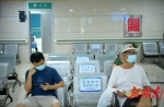 8月2日，长沙市第一医院，患者在候诊大厅隔位候诊 - 新浪湖南