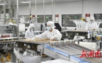 8月2日，浏阳经开区（高新区）盐津铺子薯片智能制造生产车间，工人正在进行生产 江毅 摄 - 新浪湖南