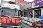 　南正社区一家超市外摆放着居家民众订购的生活物资。杨华峰 摄 - 新浪湖南