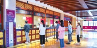 　8 月 15 日，铜官窑景区内，游客正在有序排队。 图 / 受访者提供 - 新浪湖南