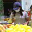 当日，在武陵源区一家水果店，市民在选购水果。 吴勇兵 摄 - 新浪湖南