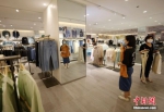 8月22日，在武陵源区一家服装超市，市民在选购服装。 吴勇兵 摄 - 新浪湖南