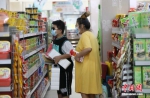 8月22日，在武陵源区一家超市，市民在选购商品。 吴勇兵 摄 - 新浪湖南