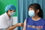 8月22日，在武陵源区军地坪街道社区卫生服务中心，学生接种新冠疫苗。 吴勇兵 摄 - 新浪湖南