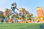 9月2日，长沙市天心区仰天湖桂花坪小学二年级的学生在体育课上跳绳。新华社记者 陈泽国 摄 - 新浪湖南