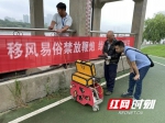 利用管道机器人探测湘江入河排口情况 - 新浪湖南