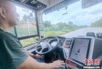 2021年9月7日，在湖南湘江新区智能系统测试区，无人驾驶公交车平稳地行驶在道路上。　刘双双 摄 - 新浪湖南
