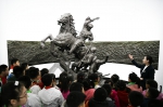2019年4月4日，在东北烈士纪念馆，学生们在听讲解员讲解。 - News.HunanTv.Com