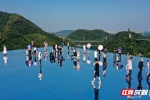 国庆假期，石燕湖“天空之镜”首次亮相，吸引众多游客前来体验 - 新浪湖南