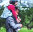 △ 10 月 10 日，长沙市橘子洲，游客打起了雨伞游览景区。组图 / 记者张云峰 - 新浪湖南