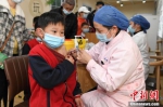 一年级小学生进行新冠病毒疫苗接种。（杨华峰 摄） - 新浪湖南