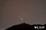 12月6日凌晨，经过两小时的延时摄影，谢杰在浏阳大围山捕捉到的彗星划过天空的一幕 - 新浪湖南