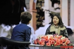 （3月3日晚的颁奖典礼节目上，江梦南接受主持人访谈。央视供图） - 新浪湖南
