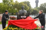 （“杂交水稻之父”、中国工程院院士、“共和国勋章”获得者袁隆平铜像在位于长沙的湖南省农科院揭幕。） - 新浪湖南