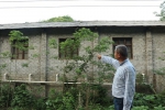 欧阳鹏在介绍一处即将被拆除的猪舍（4月24日摄）。新华社记者 丁春雨 摄 - 新浪湖南