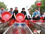 省委常委、省人民政府副省长张迎春（左四）参加放鱼活动。（叶素丰 摄） - 新浪湖南