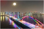 长沙市福元路大桥处，一轮“超级月亮”悬挂星城天空，装点了城市夜色，令人大饱眼福。 华声在线记者 李健 摄（资料图片） - 新浪湖南