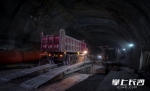 一台台运输车正驶入隧道内，准备将爆破后的渣土运输出去。 - 新浪湖南