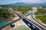 这是7月27日拍摄的平益高速路面施工现场（无人机照片）。 新华社记者 程济安摄 - 新浪湖南