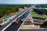 这是7月27日拍摄的平益高速路面施工现场（无人机照片）。新华社记者陈思汗摄 - 新浪湖南