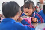 在位于湖南省汝城县文明瑶族乡沙洲村的沙洲芙蓉学校，学生在食堂吃午餐（2022年1月12日摄）。新华社记者 陈泽国 摄 - 新浪湖南