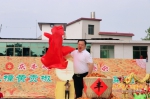 （衡东县委书记谭建华掀开黄贡椒的“红盖头”。） - 新浪湖南