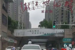 小孩车顶“赏风景”惊呆网友  长沙交警：已批评教育车主 - 湖南红网