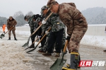 大雪阻断交通 平江县民兵应急连“鏖战”澄潭桥 - 湖南红网