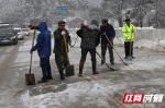 大雪阻断交通 平江县民兵应急连“鏖战”澄潭桥 - 湖南红网